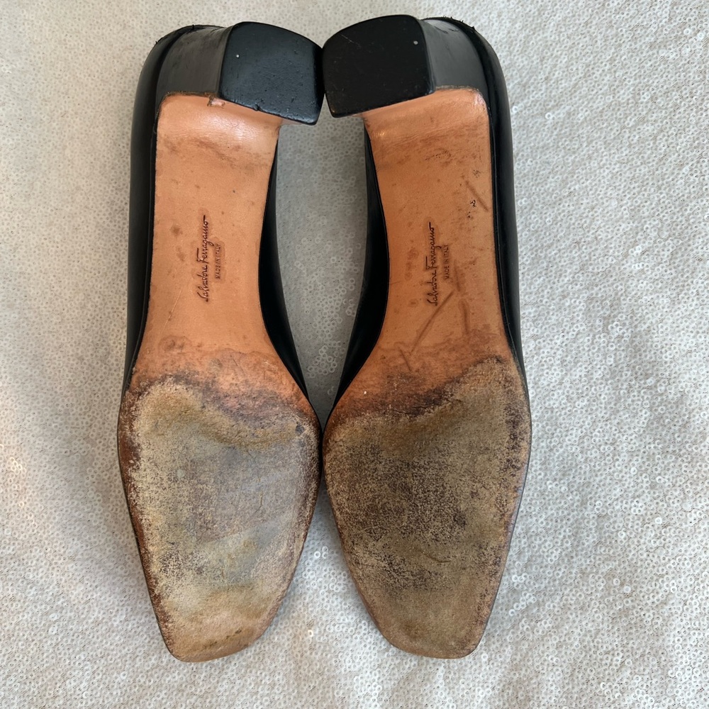 Vintage 1970s 1980s Salvatore Ferragamo Black Italian Leather Heels Gold Accent - Picture 9 of 17
